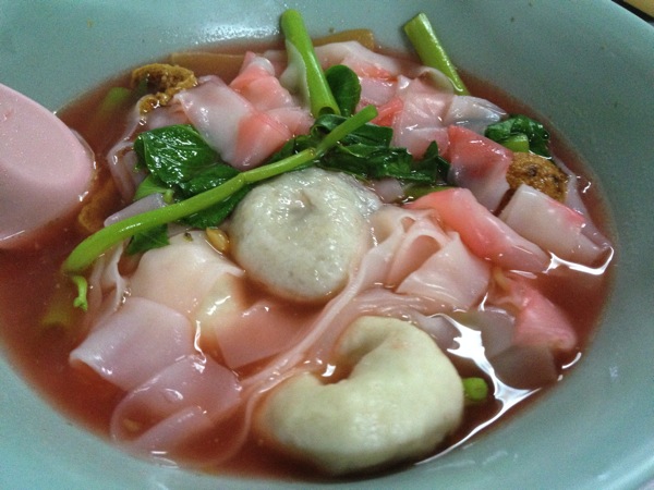【タイ飯】イェンタフォー　初めて食べるのは勇気がいる、豆腐を腐らせたピンクスープの麺