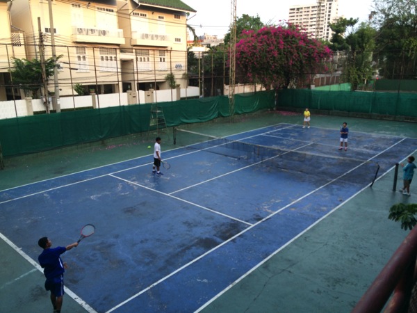 【バンコクでテニス】トンローの民営テニスコート　ソイ３６と３８の間　Santisuk Tennis