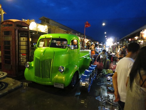 バンコクにあるアメリカンな骨董市場　タラートロットファイ・シーナカリン