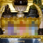 ウボンのインド様式の寺院「ワット・ノン・ブア」の中にお供えされていたのは、あの消臭剤！